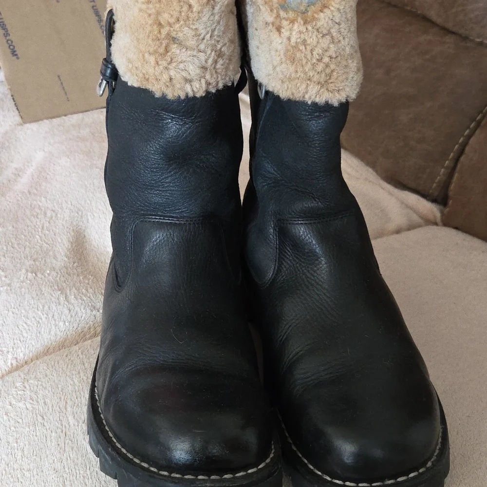 UGG Mens  Leather Insulated Boots